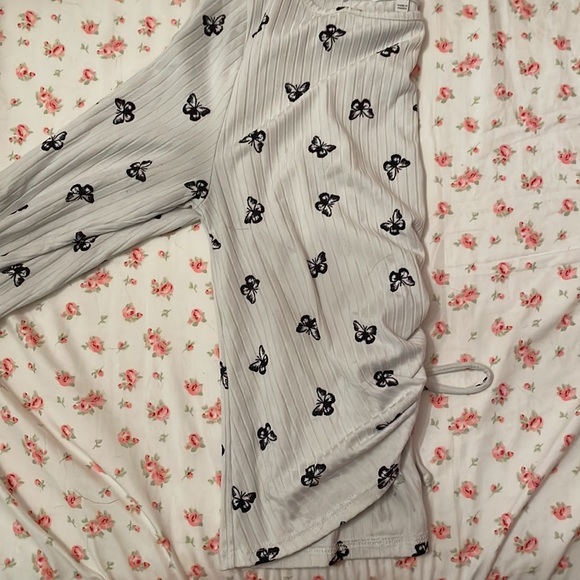 long sleeved butterfly top. - Picture 3 of 4